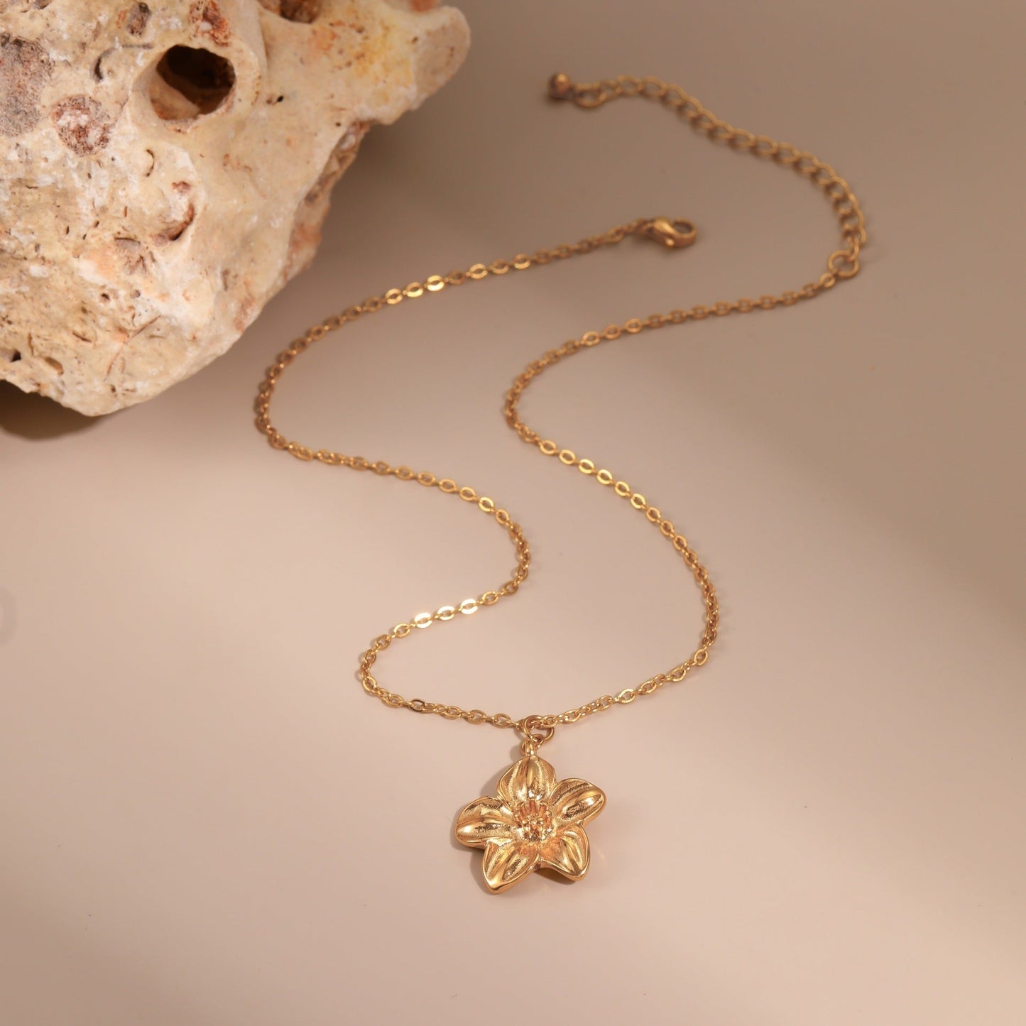 European And American Dignified Flowers Necklace